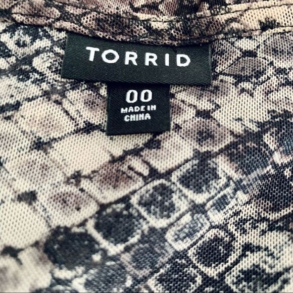 Torrid Snakeskin Print Mesh Surplice Babydoll Top Size 00 - Picture 8 of 10